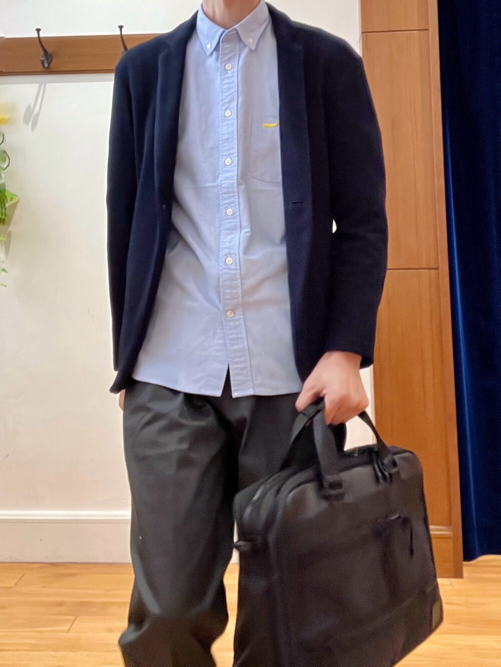 ブルー系のカーディガン/ボレロ、ブルー系のシャツ/ブラウス、ブラック系のビジネスバッグを着用したメンズの秋コーディネートの8枚目の写真