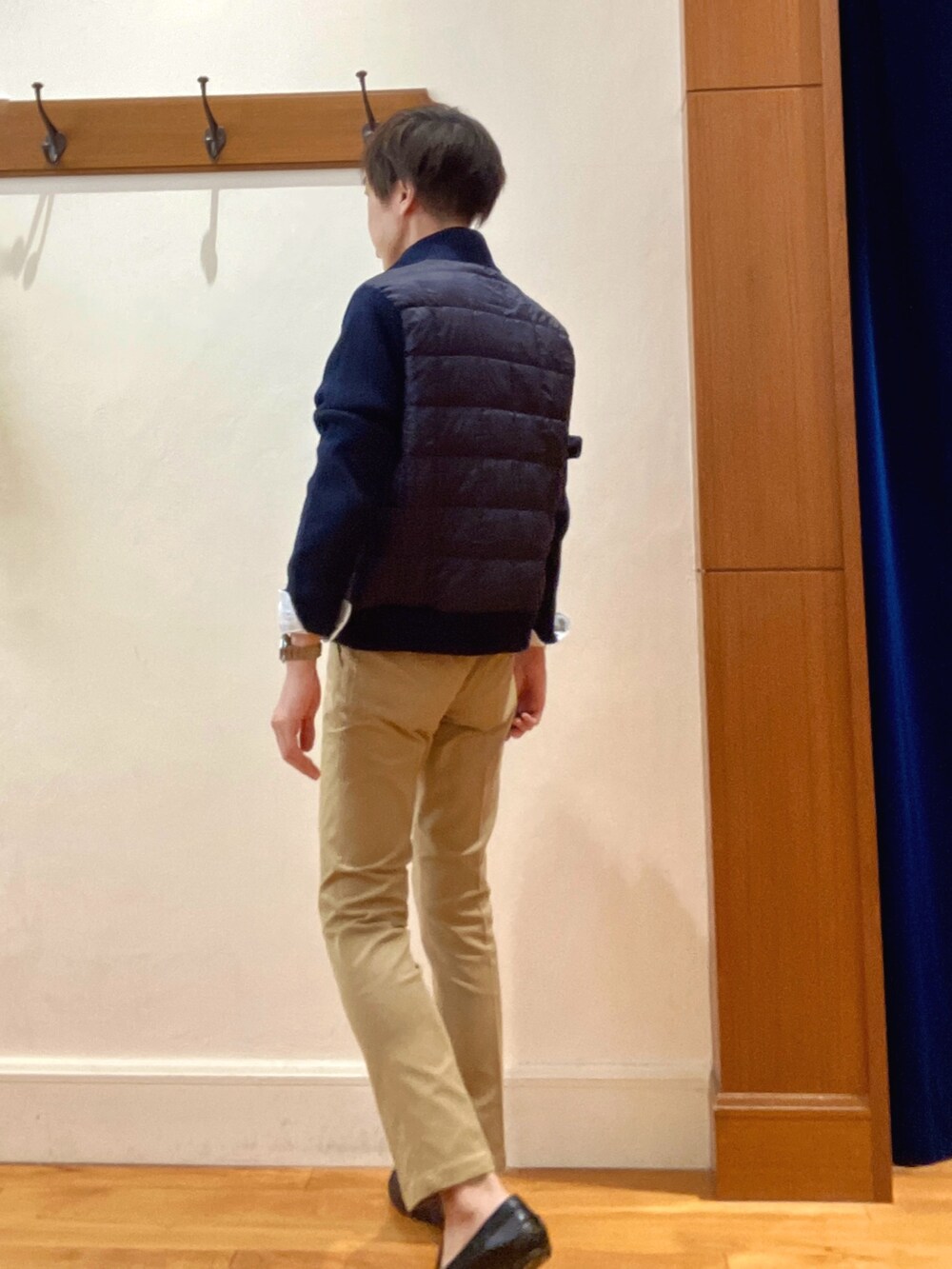 ブルー系のシャツ/ブラウス、ブルー系のブルゾン、ベージュ系のチノパンツを着用したメンズの秋コーディネートの4枚目の写真