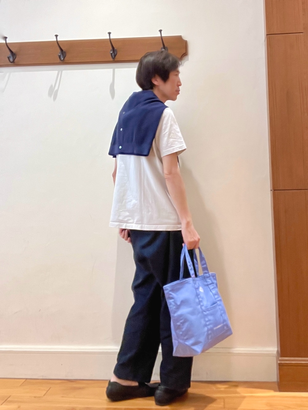 ブルー系のカーディガン/ボレロ、グレー系のTシャツ/カットソー、ブルー系のデニムパンツを着用したメンズの春コーディネートの6枚目の写真