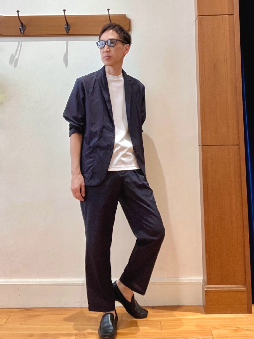 ブルー系のその他パンツ、ホワイト系のTシャツ/カットソー、ブルー系のテーラードジャケットを着用したメンズの夏コーディネートの6枚目の写真