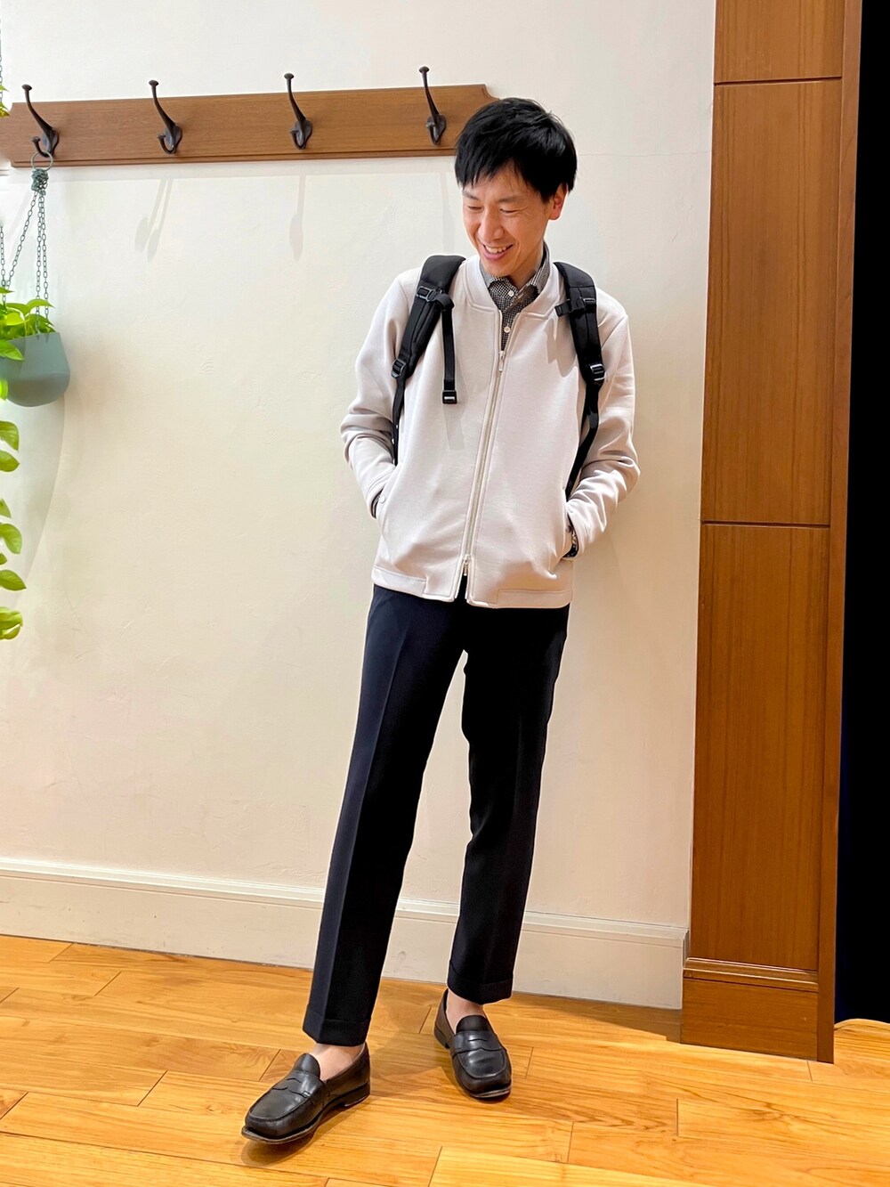 ベージュ系のブルゾン、ブラック系のビジネスシャツ、ブラック系のバックパック/リュックを着用したメンズの春コーディネートの4枚目の写真