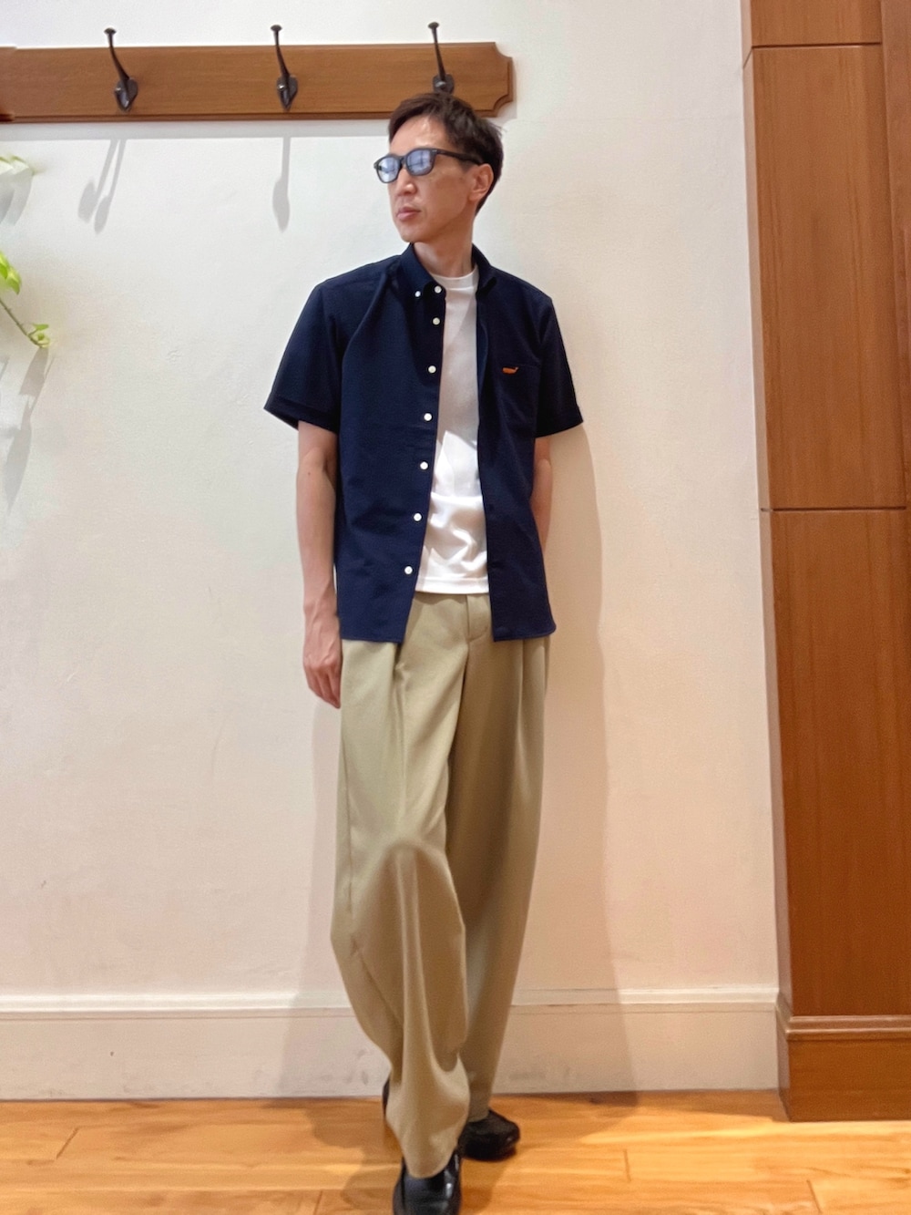 ブルー系のシャツ/ブラウス、ホワイト系のTシャツ/カットソー、ブラック系のサングラスを着用したメンズの夏コーディネートの9枚目の写真