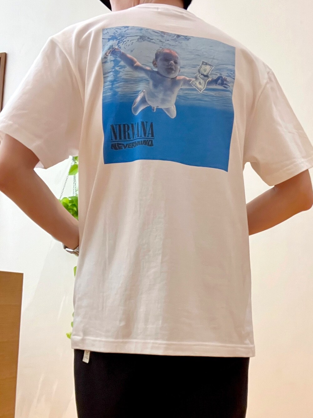 ホワイト系のTシャツ/カットソー、ブルー系のその他パンツ、イエロー系のショルダーバッグを着用したメンズの春コーディネートの7枚目の写真