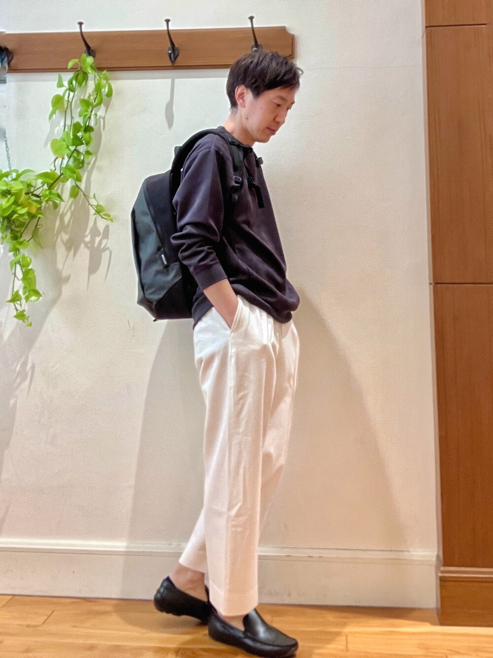 グレー系のバックパック/リュック、ホワイト系のデニムパンツ、グレー系のスウェットを着用したメンズの冬コーディネートの7枚目の写真