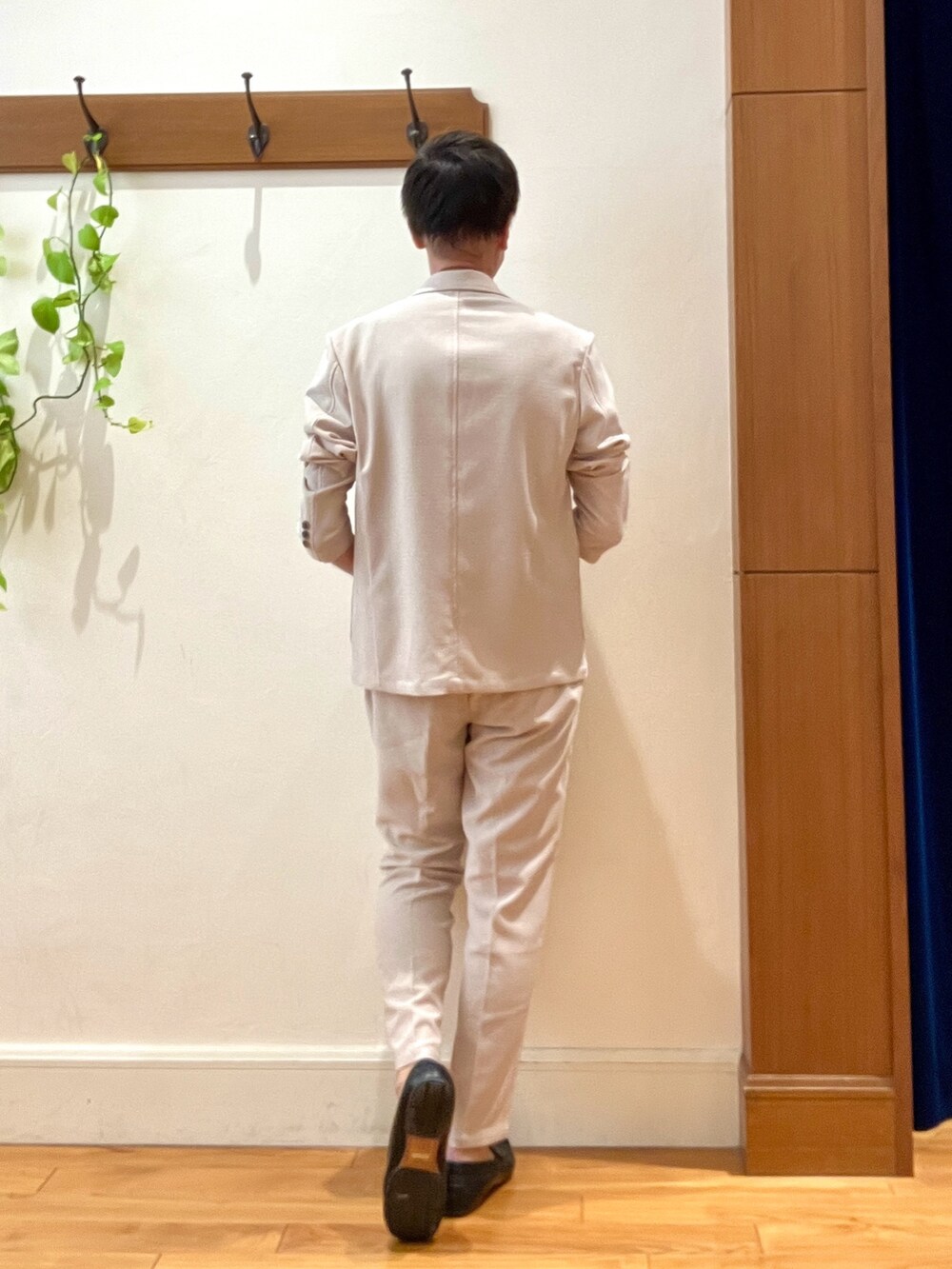 ベージュ系のその他パンツ、イエロー系のポロシャツ、ベージュ系のテーラードジャケットを着用したメンズの夏コーディネートの4枚目の写真