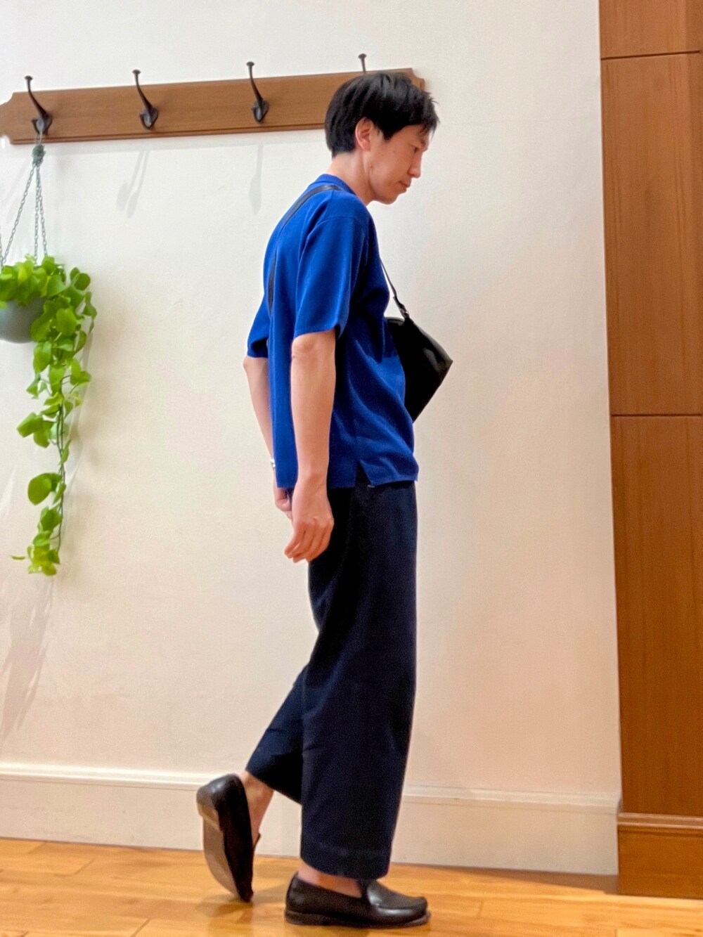 グリーン系のショルダーバッグ、ブルー系のポロシャツを着用したメンズの春コーディネートの5枚目の写真