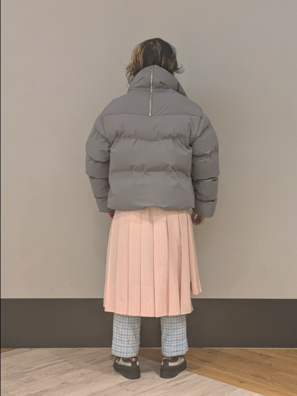 グレー系のブルゾンを着用したメンズの秋コーディネートの4枚目の写真