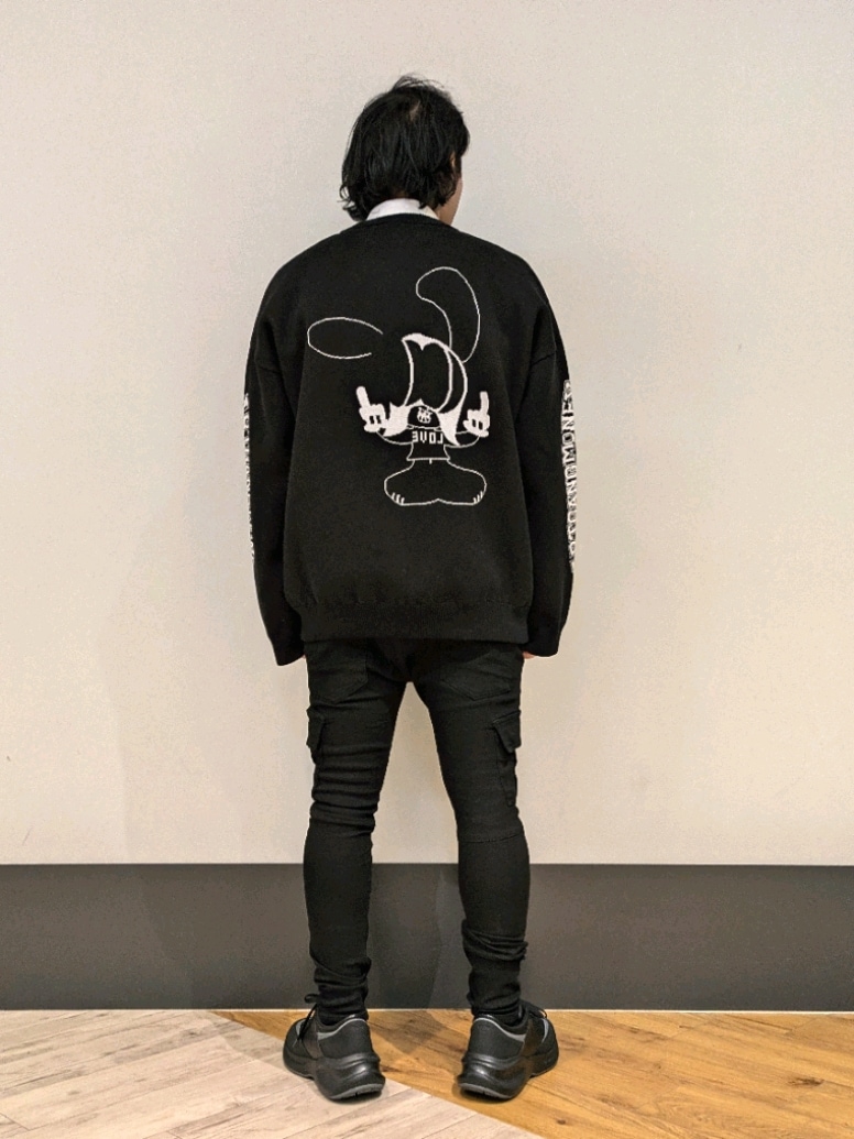ブラック系のニット/セーター、ブラック系のカーゴパンツ、ブラック系のスニーカーを着用したメンズの冬コーディネートの2枚目の写真