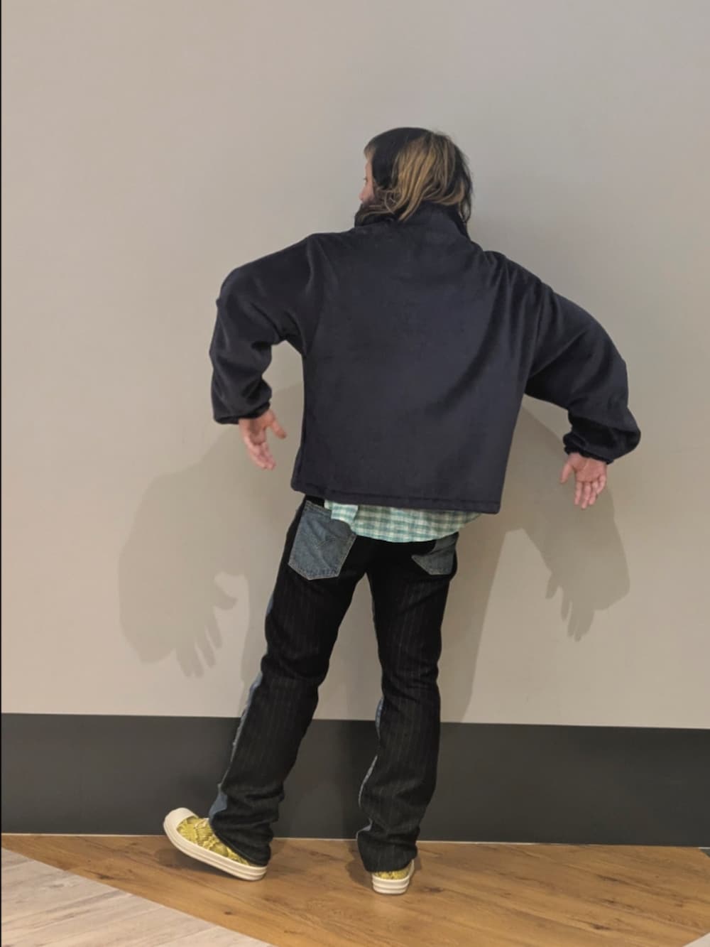 グレー系のスウェットを着用したメンズの秋コーディネートの2枚目の写真