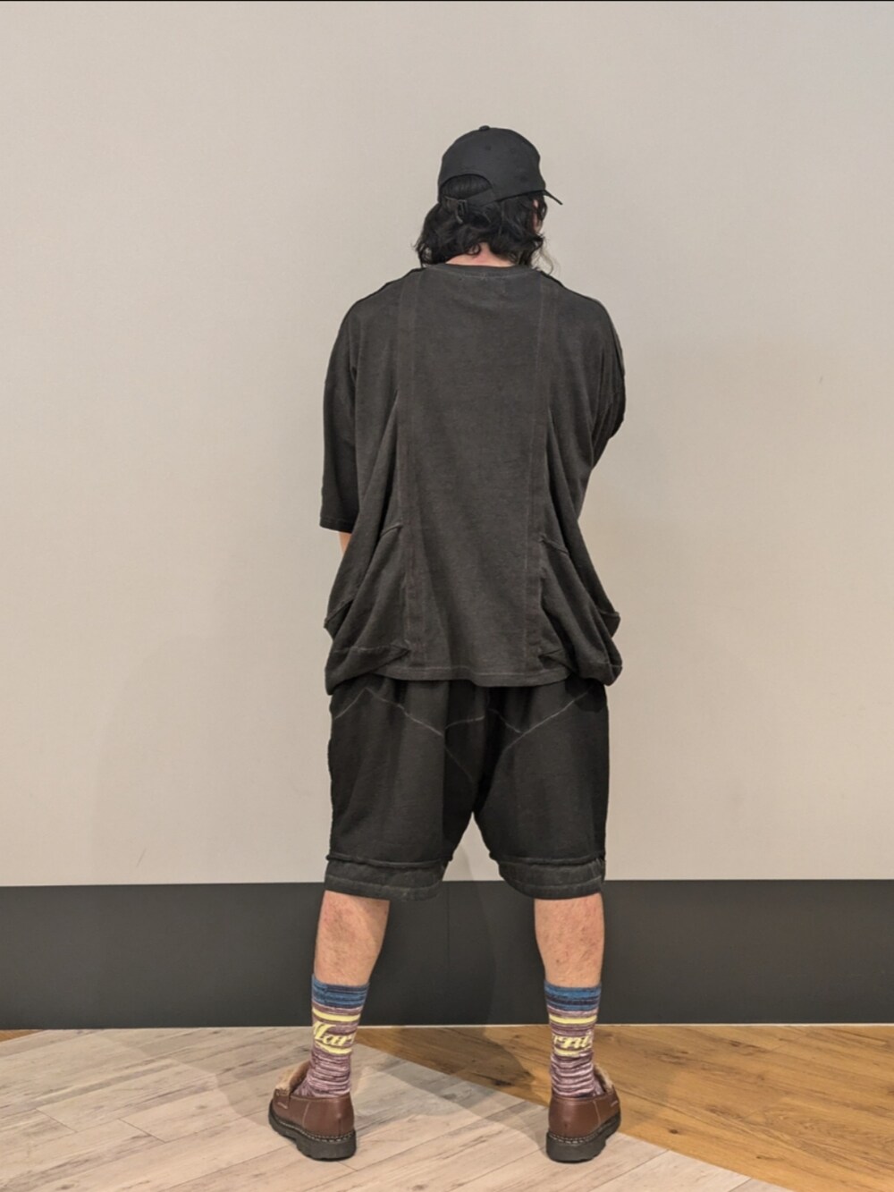 グレー系のTシャツ/カットソー、グレー系のカーゴパンツ、ブラック系のキャップを着用したメンズの夏コーディネートの2枚目の写真