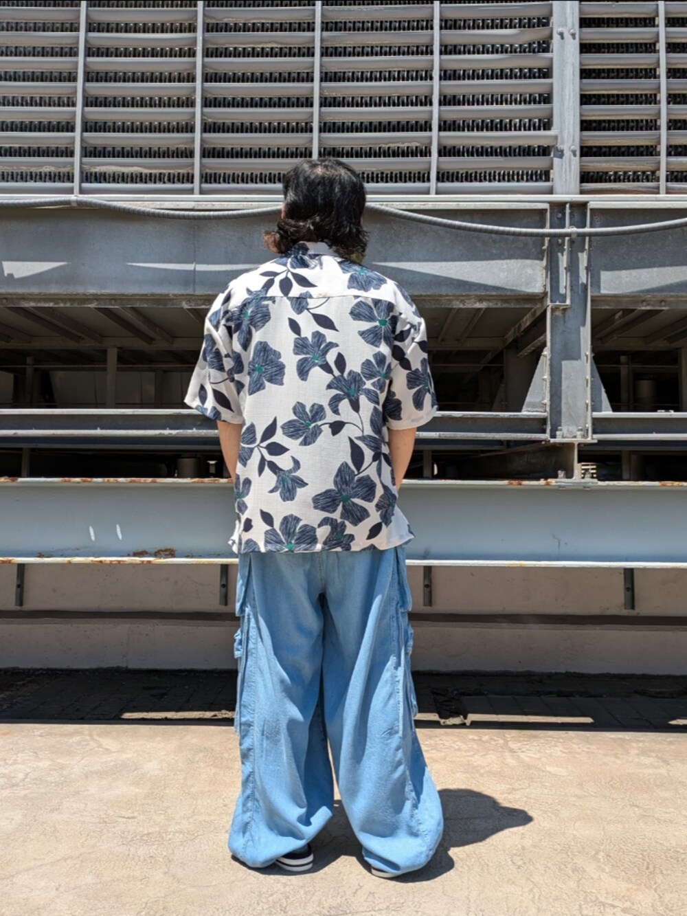 ホワイト系のシャツ/ブラウス、ブルー系のデニムパンツを着用したメンズの夏コーディネートの2枚目の写真