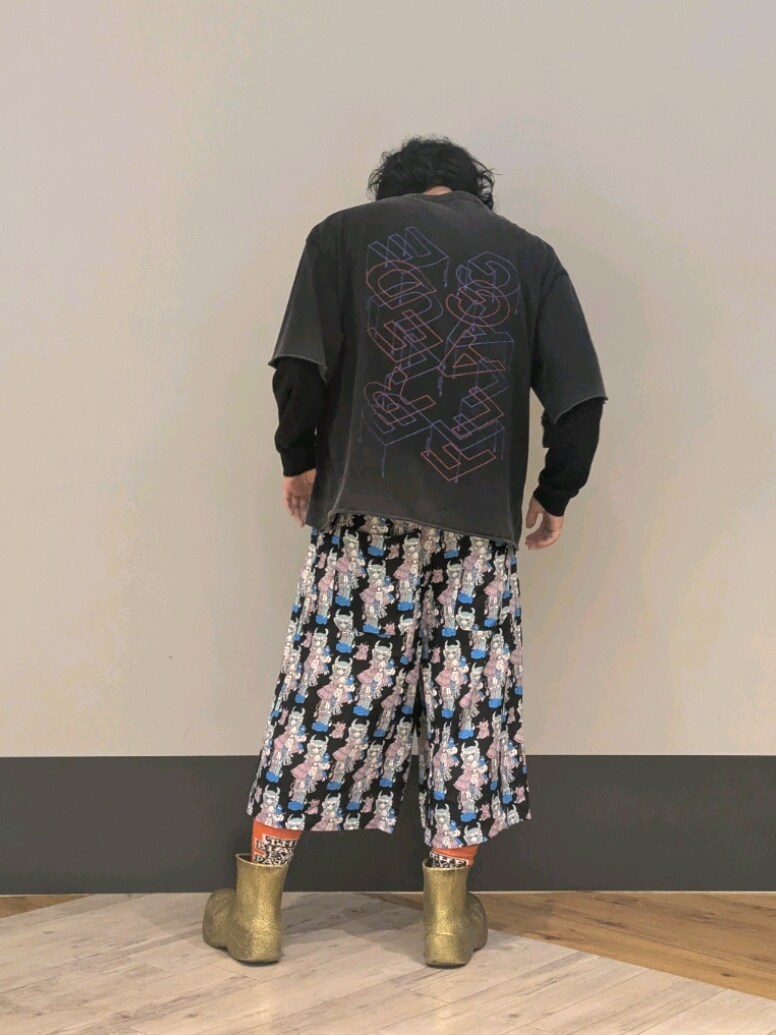 ブラック系のTシャツ/カットソー、ブラック系のカーゴパンツを着用したメンズの春コーディネートの2枚目の写真