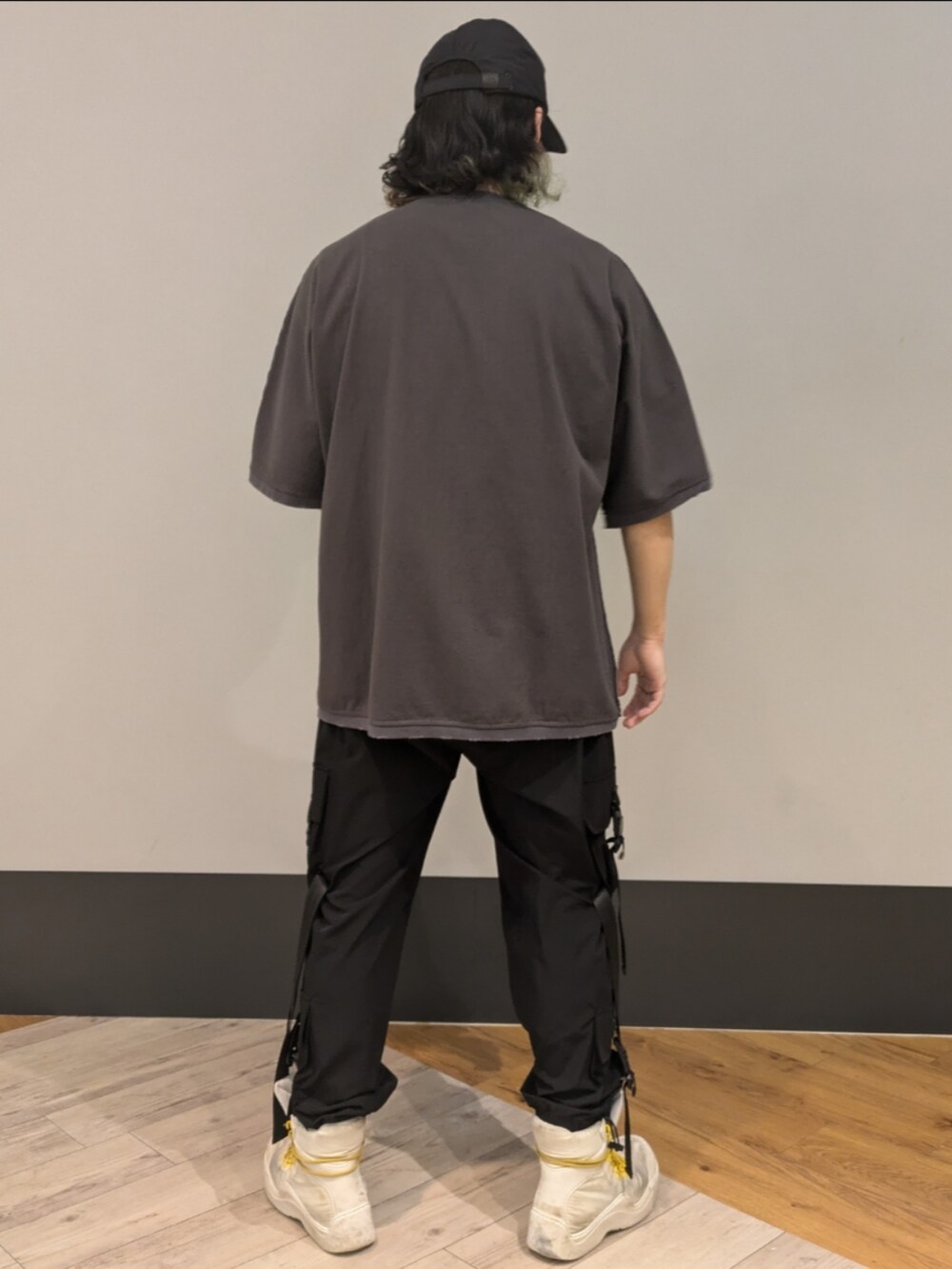 グレー系のTシャツ/カットソー、ブラック系のカーゴパンツ、ブラック系のカーゴパンツを着用したメンズの夏コーディネートの2枚目の写真