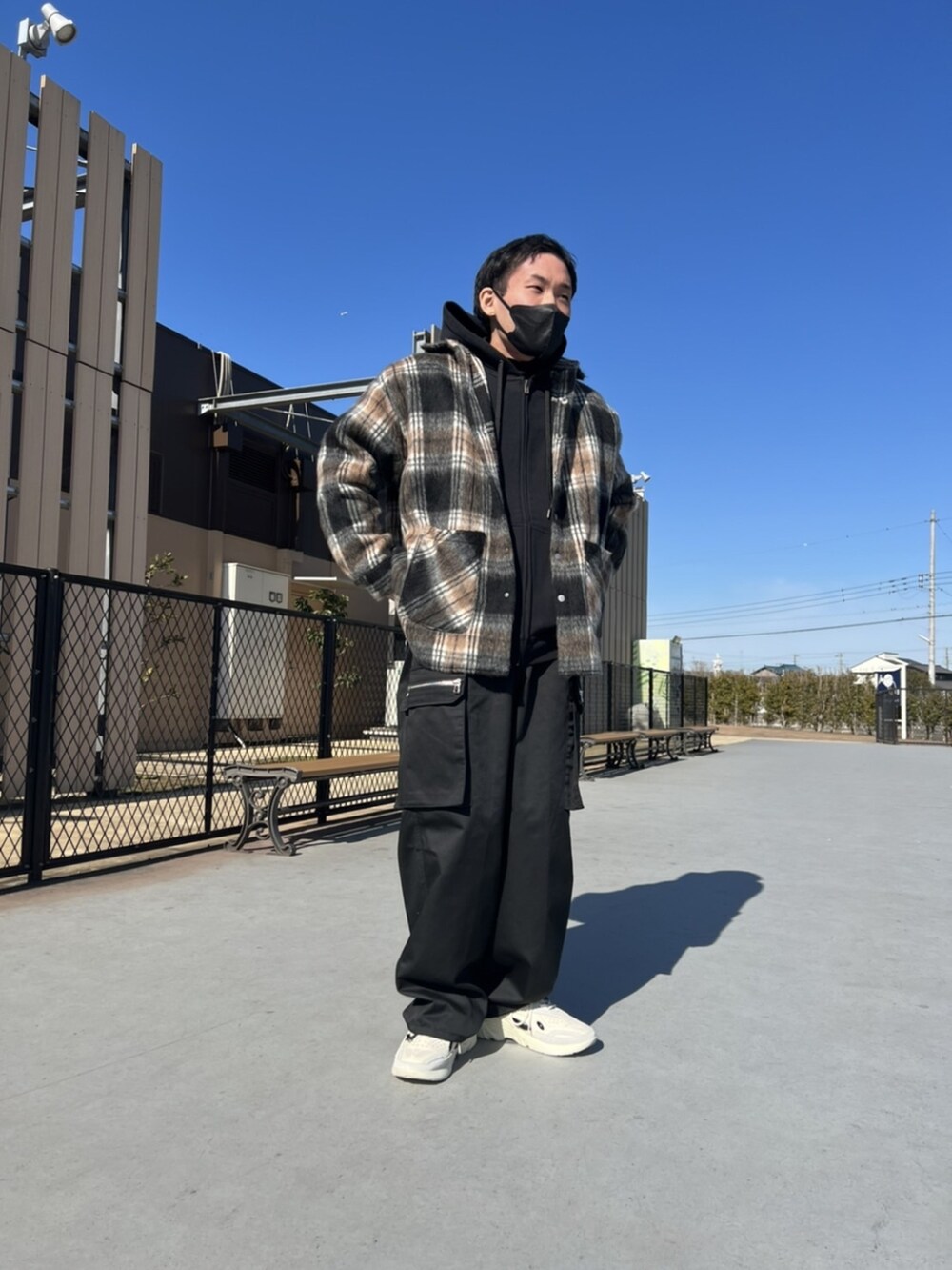 ブラック系のカーゴパンツ、ブラック系のシャツ/ブラウス、ブラック系のパーカーを着用したメンズの冬コーディネートの2枚目の写真