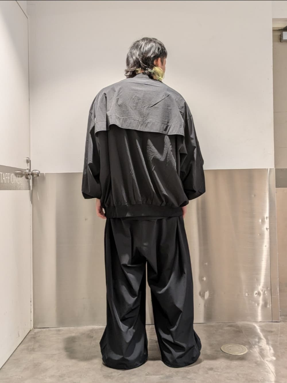 ブラック系のMA-1、ブラック系のその他パンツ、ブラック系のTシャツ/カットソーを着用したメンズの春コーディネートの2枚目の写真