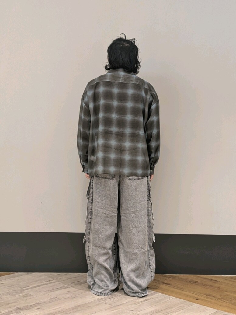 ブラウン系のシャツ/ブラウス、グレー系のカーゴパンツを着用したメンズの春コーディネートの2枚目の写真