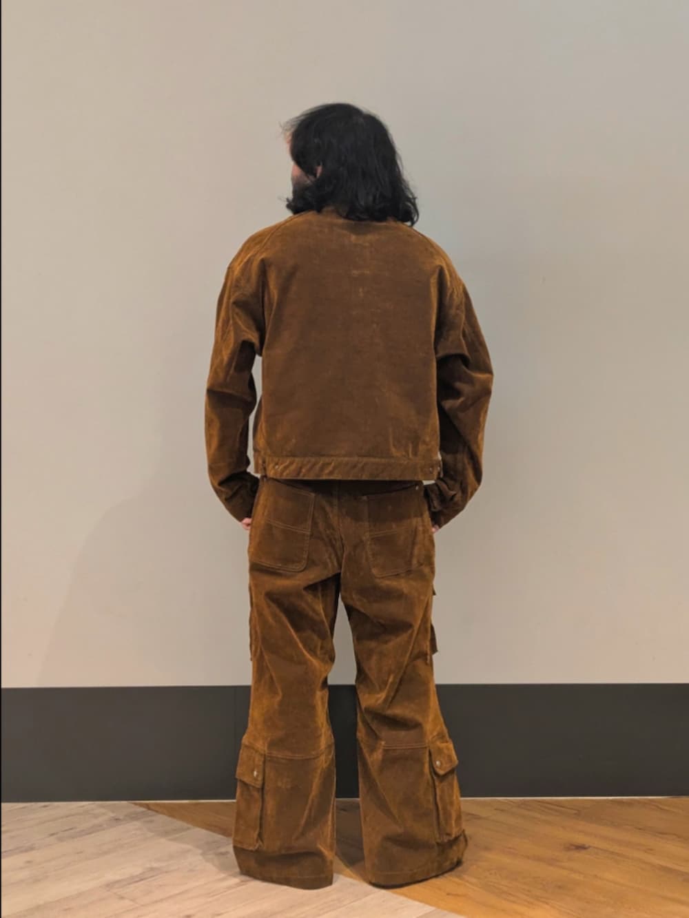 ブラウン系のデニムジャケット、ブラウン系のデニムパンツを着用したメンズの夏コーディネートの2枚目の写真