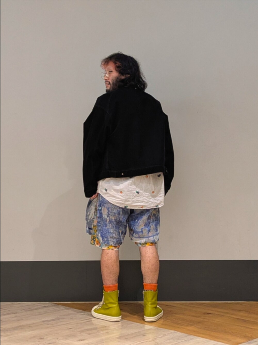 ブラック系のデニムジャケットを着用したメンズの夏コーディネートの2枚目の写真