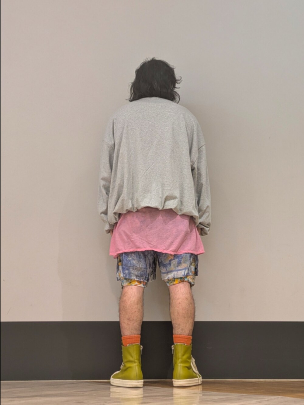 グレー系のスウェットを着用したメンズの秋コーディネートの2枚目の写真