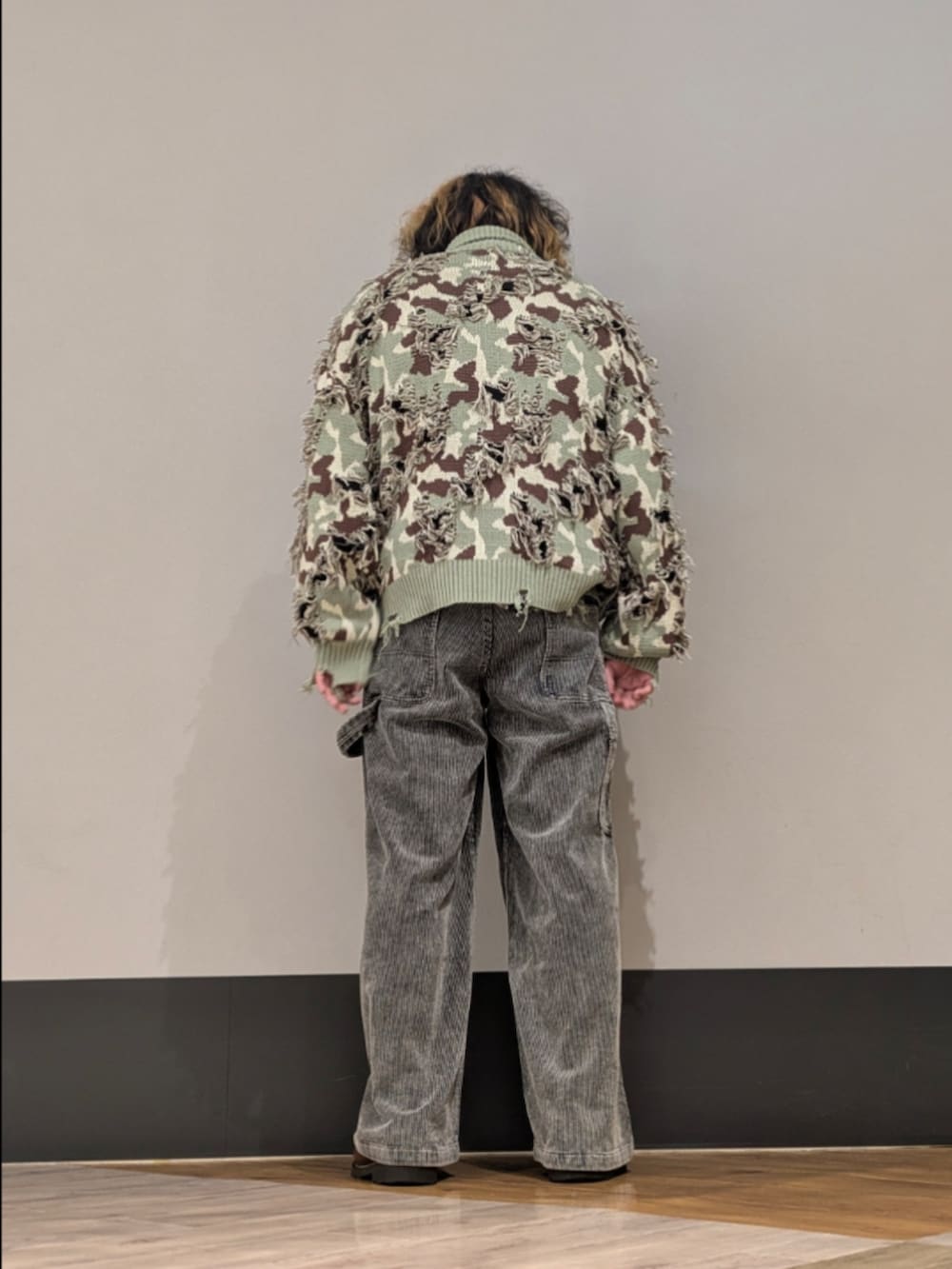 グリーン系のニット/セーターを着用したメンズの秋コーディネートの2枚目の写真