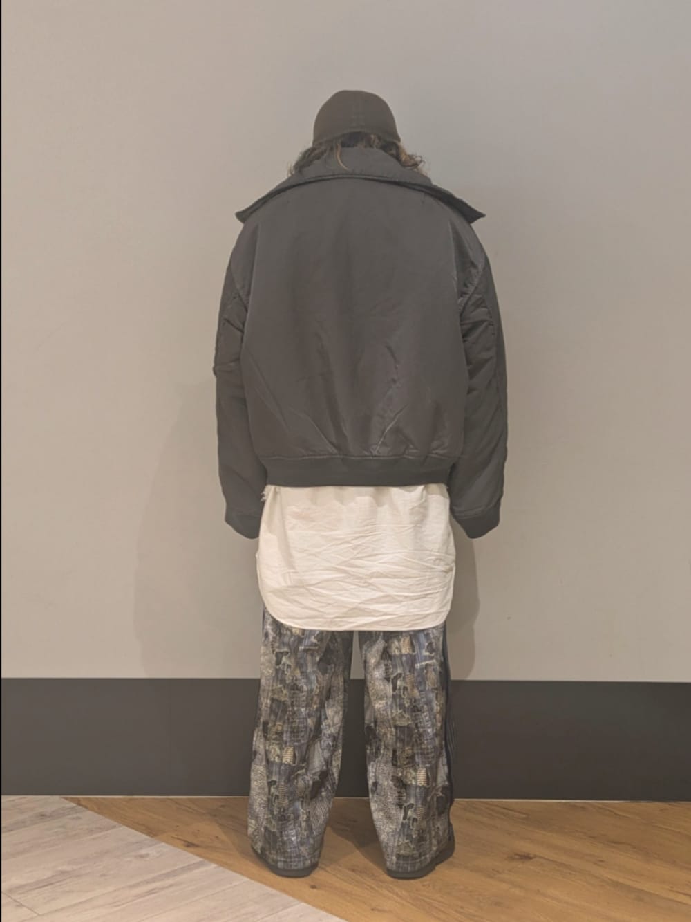 グリーン系のミリタリージャケットを着用したメンズの冬コーディネートの2枚目の写真