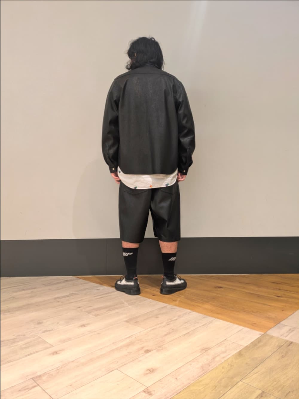 ブラック系のその他パンツ、ブラック系のカバーオールを着用したメンズの夏コーディネートの2枚目の写真