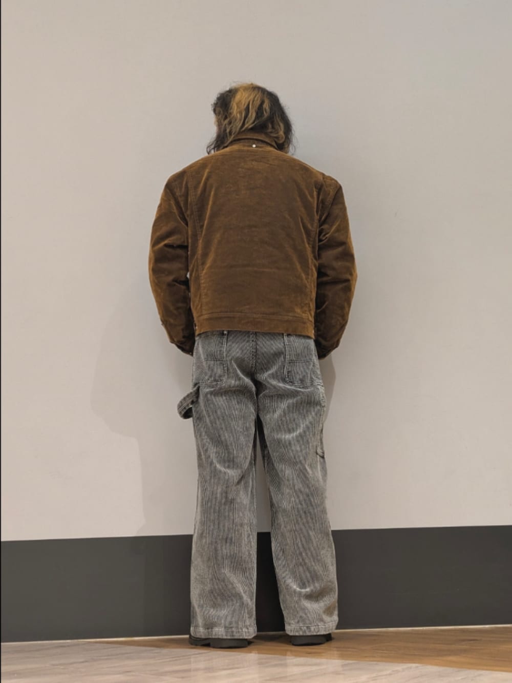 ブラウン系のデニムジャケットを着用したメンズの秋コーディネートの2枚目の写真