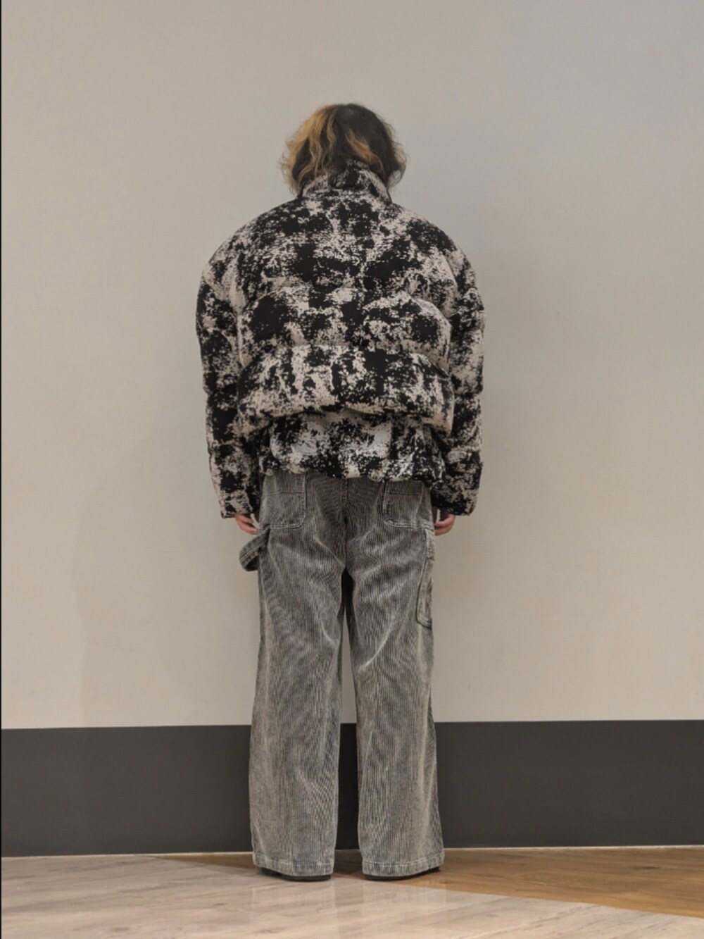 ブラック系のブルゾンを着用したメンズの秋コーディネートの2枚目の写真