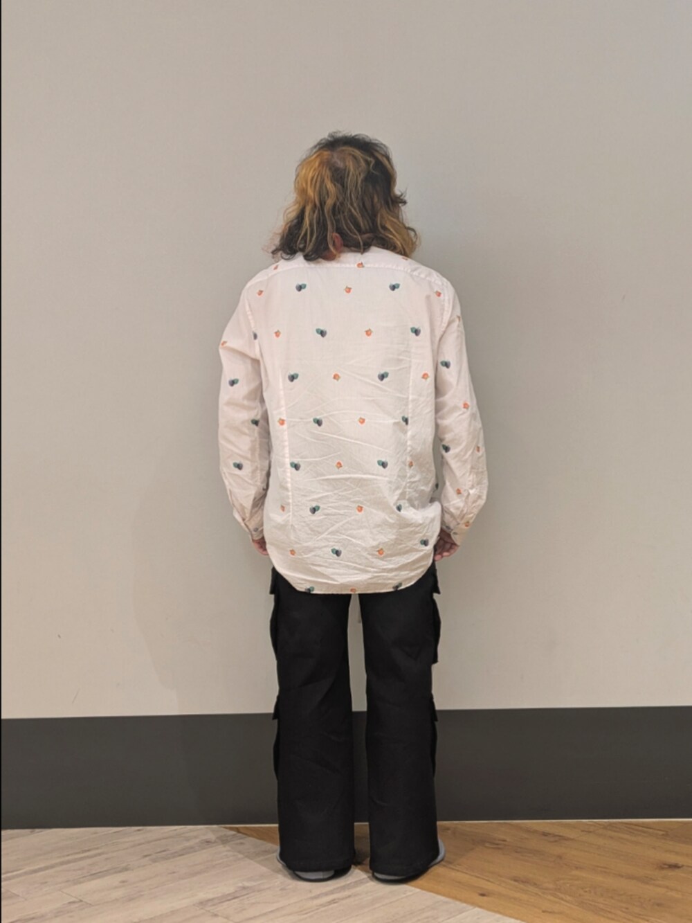 ブラック系のカーゴパンツを着用したメンズの秋コーディネートの2枚目の写真