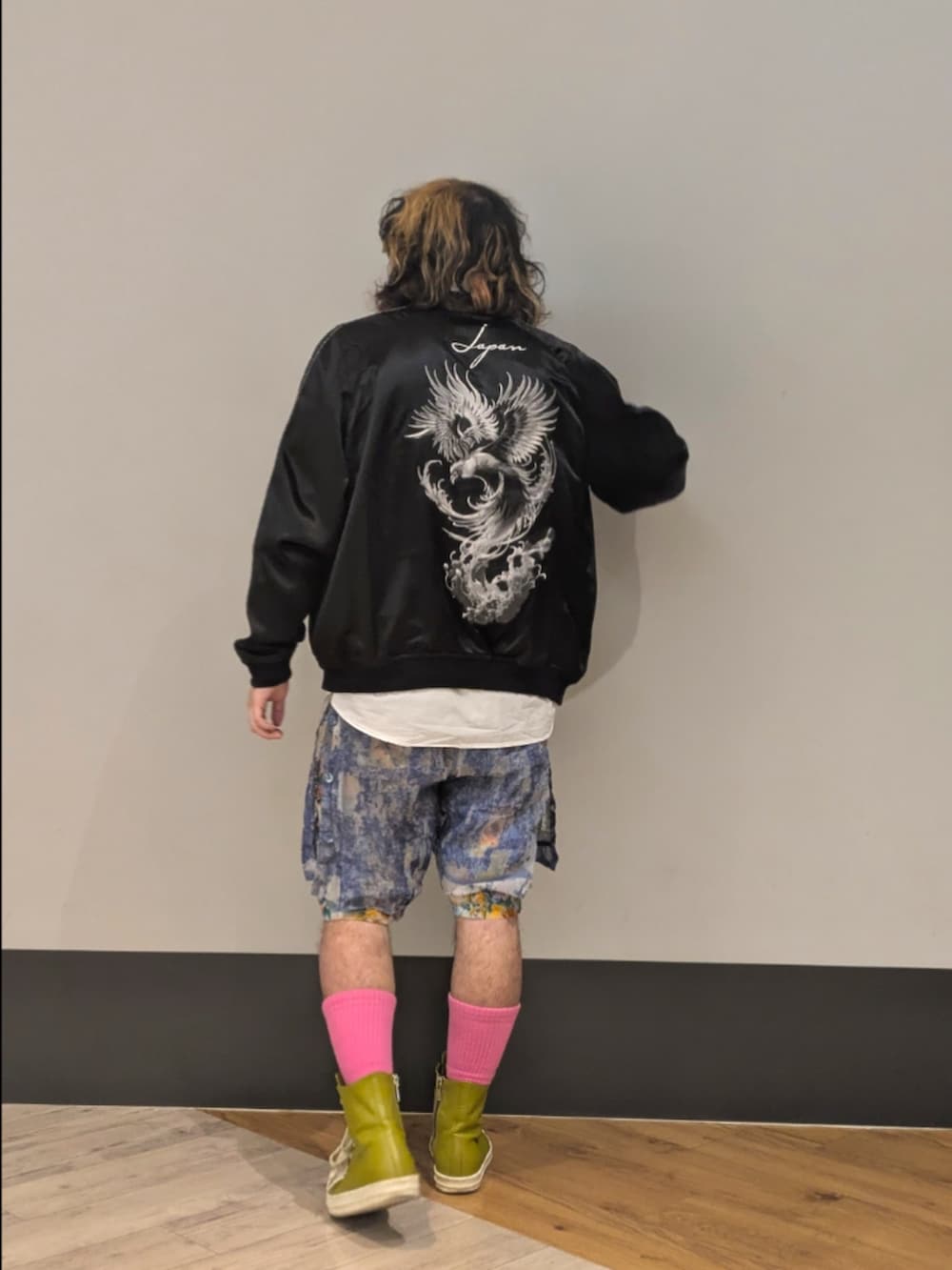 ブラック系のスカジャンを着用したメンズの秋コーディネートの2枚目の写真