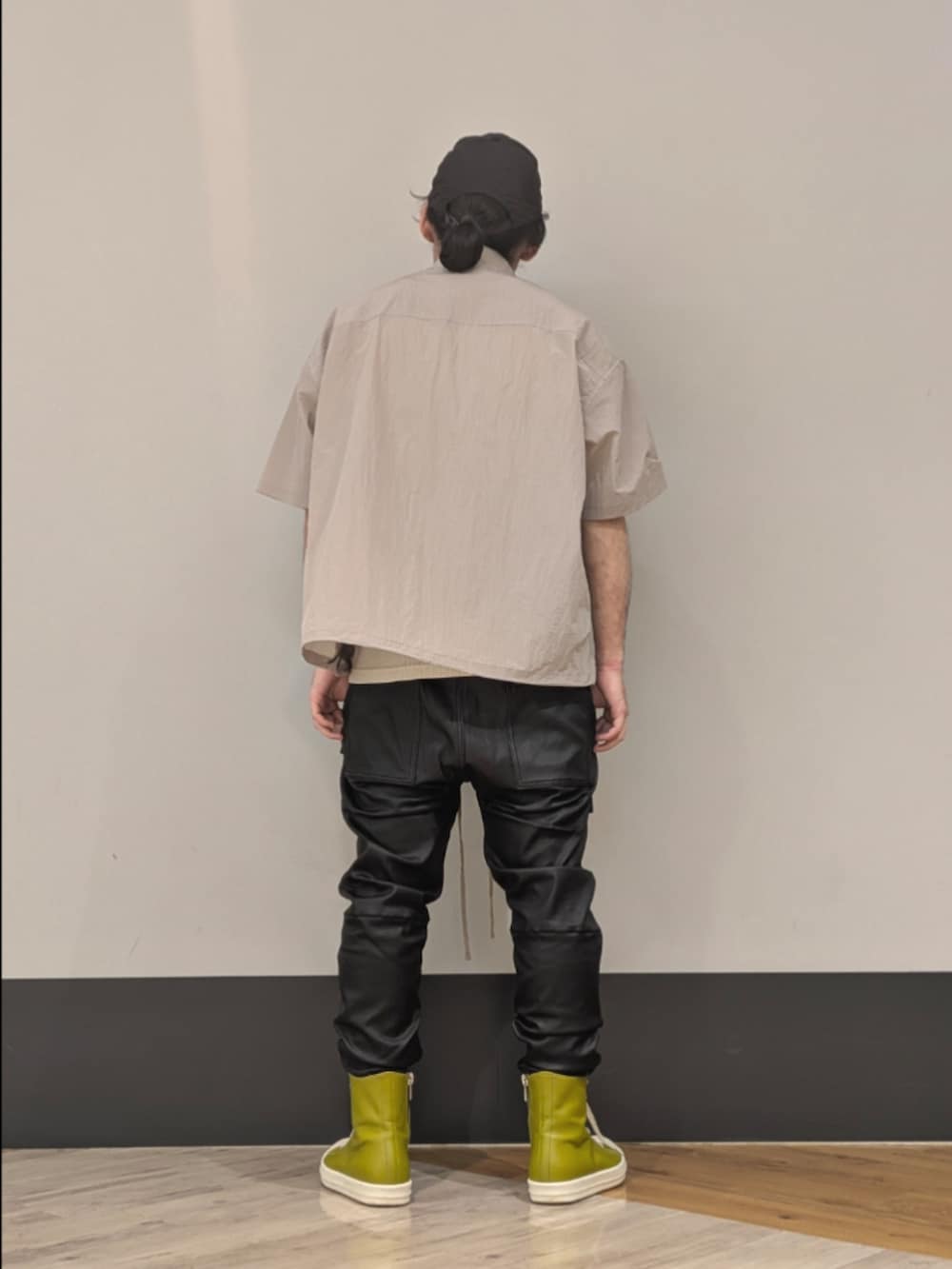 グレー系のシャツ/ブラウス、ブラック系のその他パンツを着用したメンズの夏コーディネートの2枚目の写真