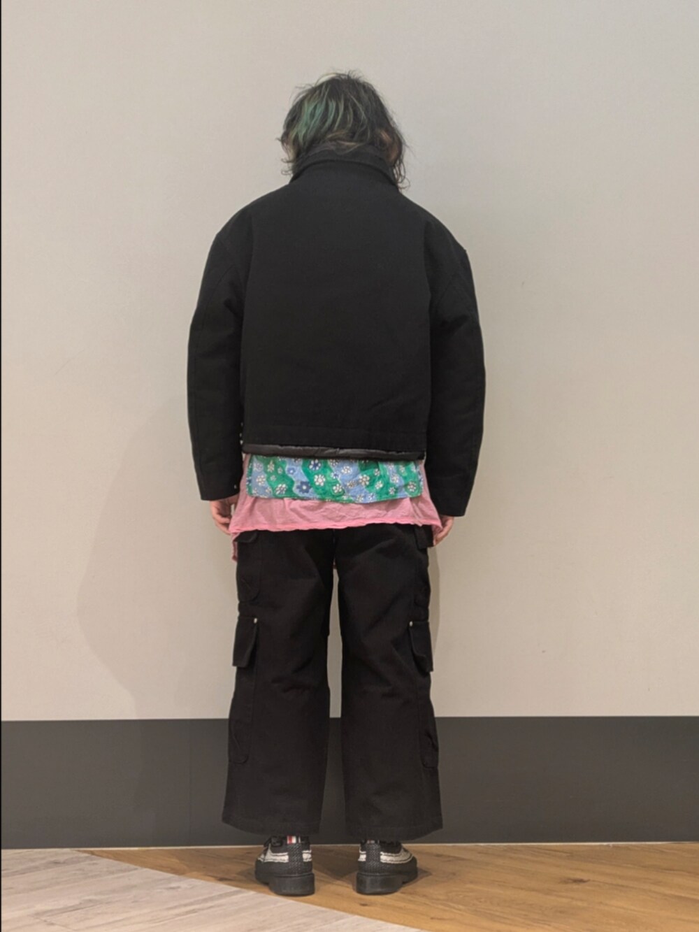 ブラック系のブルゾン、ブラック系のカーゴパンツを着用したメンズの冬コーディネートの2枚目の写真