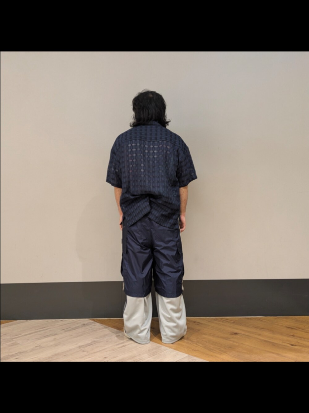 ブルー系のシャツ/ブラウス、ブルー系のその他パンツ、グレー系のその他パンツを着用したメンズの夏コーディネートの2枚目の写真