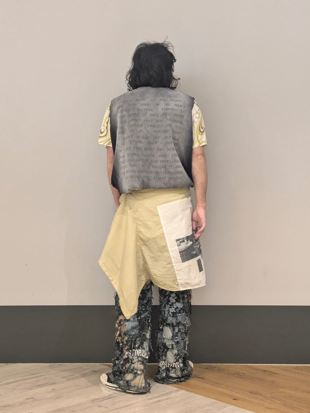 ブラック系のTシャツ/カットソーを着用したメンズの夏コーディネートの2枚目の写真