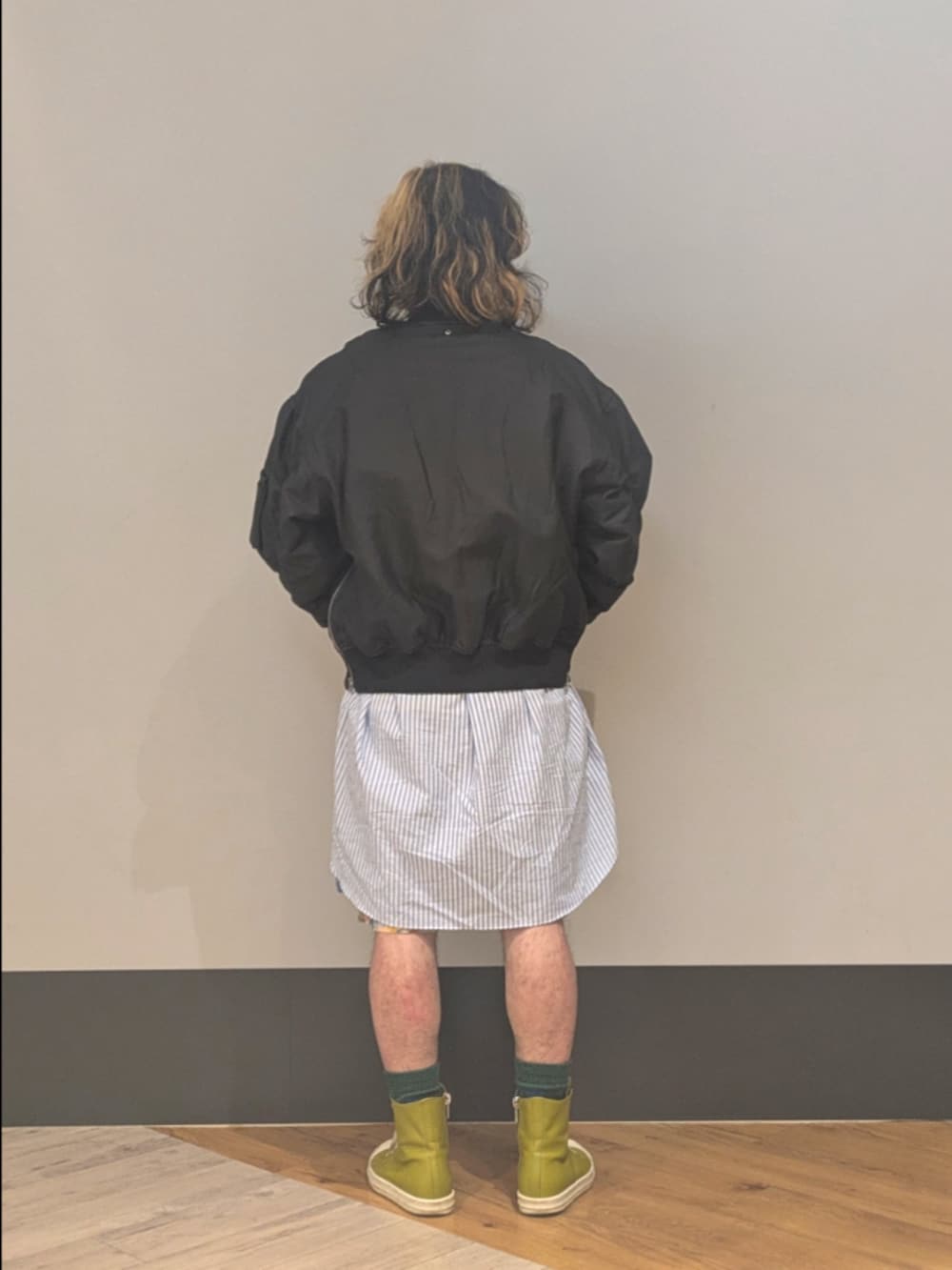 ブラック系のMA-1を着用したメンズの秋コーディネートの3枚目の写真