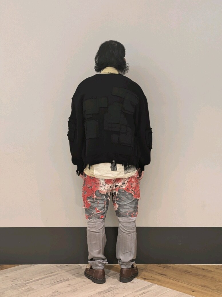 ブラック系のカーディガン/ボレロを着用したメンズの冬コーディネートの2枚目の写真
