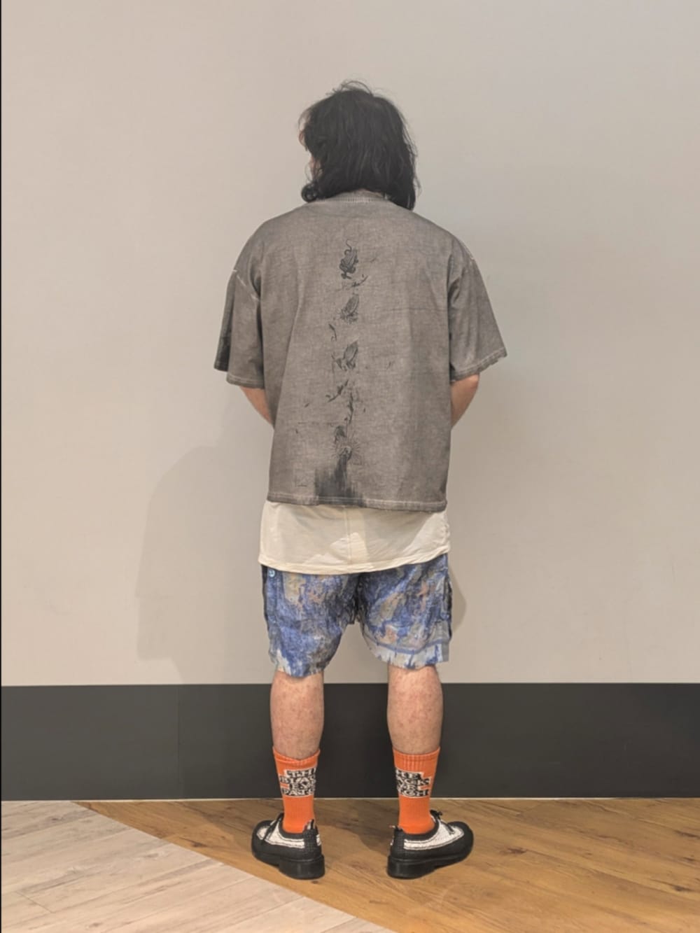 ベージュ系のTシャツ/カットソーを着用したメンズの夏コーディネートの2枚目の写真