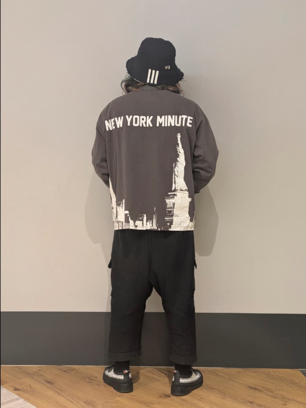 ブラック系のTシャツ/カットソーを着用したメンズの冬コーディネートの2枚目の写真