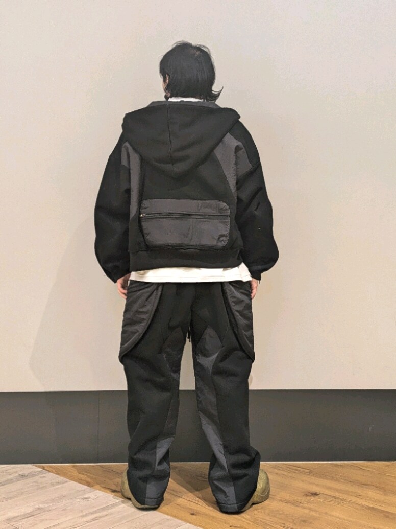 ブラック系のスウェットパンツ、ブラック系のパーカー、ホワイト系のTシャツ/カットソーを着用したメンズの冬コーディネートの2枚目の写真