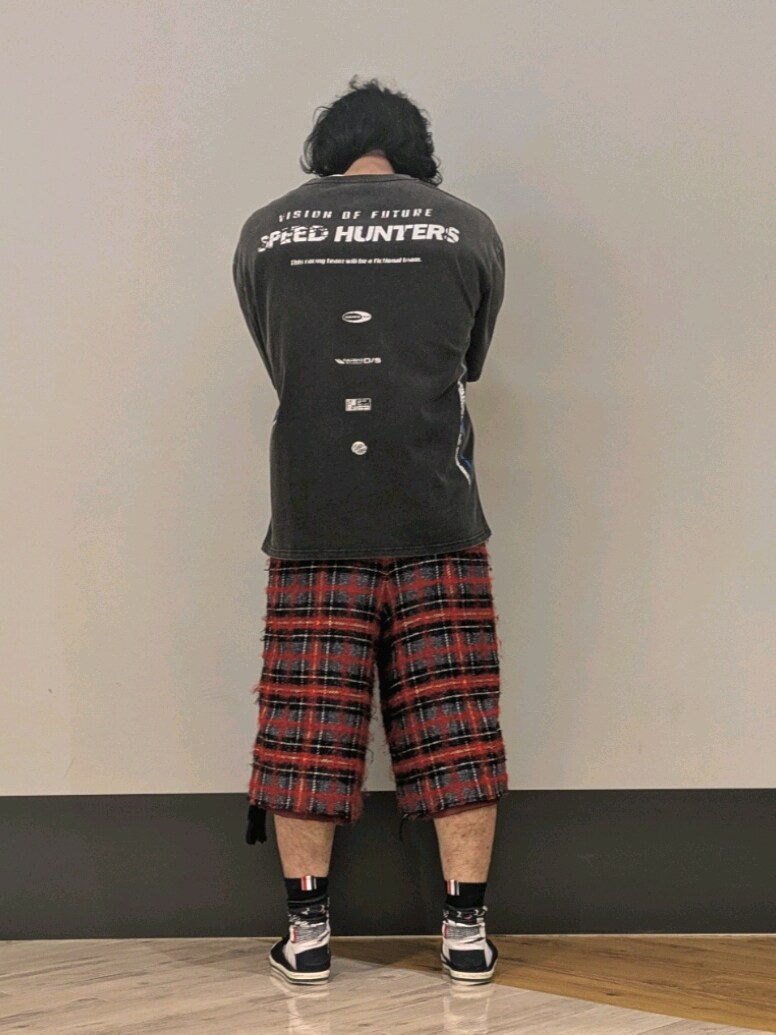 ブラック系のTシャツ/カットソーを着用したメンズの夏コーディネートの2枚目の写真