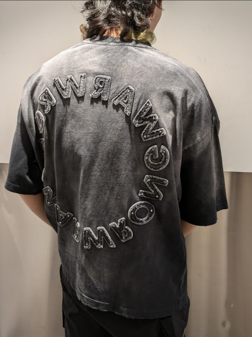 ブラック系のTシャツ/カットソー、ブラック系のTシャツ/カットソー、ブラック系のカーゴパンツを着用したメンズの春コーディネートの3枚目の写真