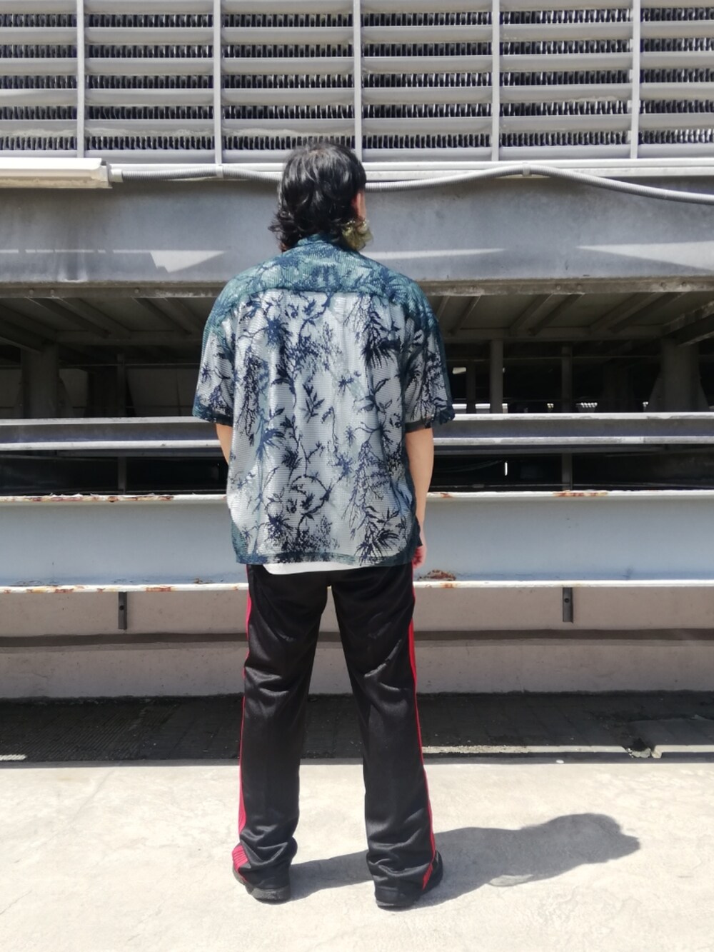 ブラック系のパンツ、ホワイト系のTシャツ/カットソー、グリーン系のシャツ/ブラウスを着用したメンズの春コーディネートの2枚目の写真
