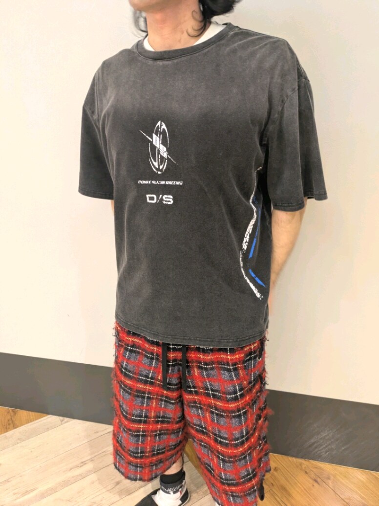 ブラック系のTシャツ/カットソーを着用したメンズの夏コーディネートの3枚目の写真