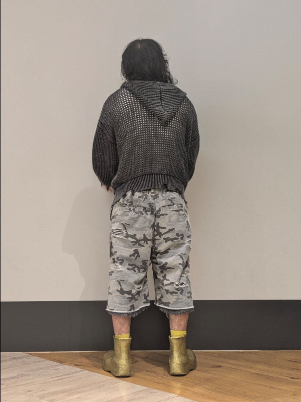 グレー系のその他パンツを着用したメンズの夏コーディネートの2枚目の写真