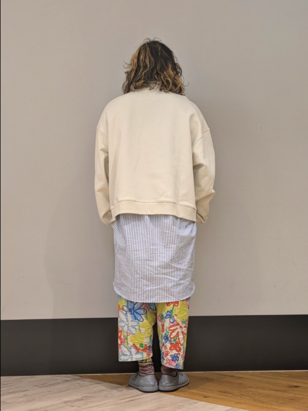 ホワイト系のスウェットを着用したメンズの秋コーディネートの2枚目の写真