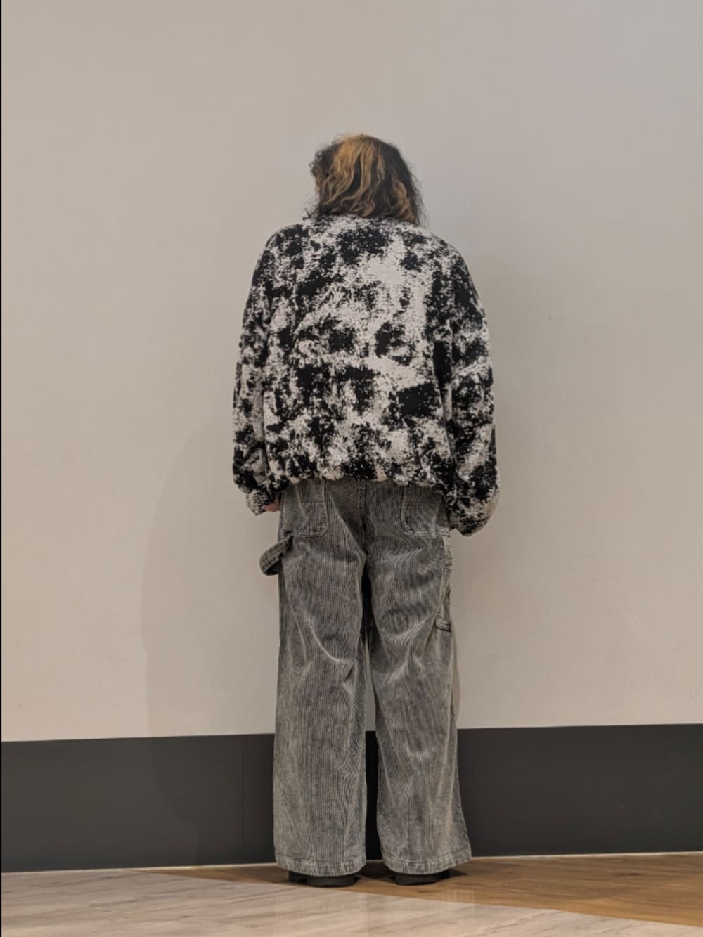 ブラック系のTシャツ/カットソー、ブラック系のその他パンツを着用したメンズの秋コーディネートの2枚目の写真