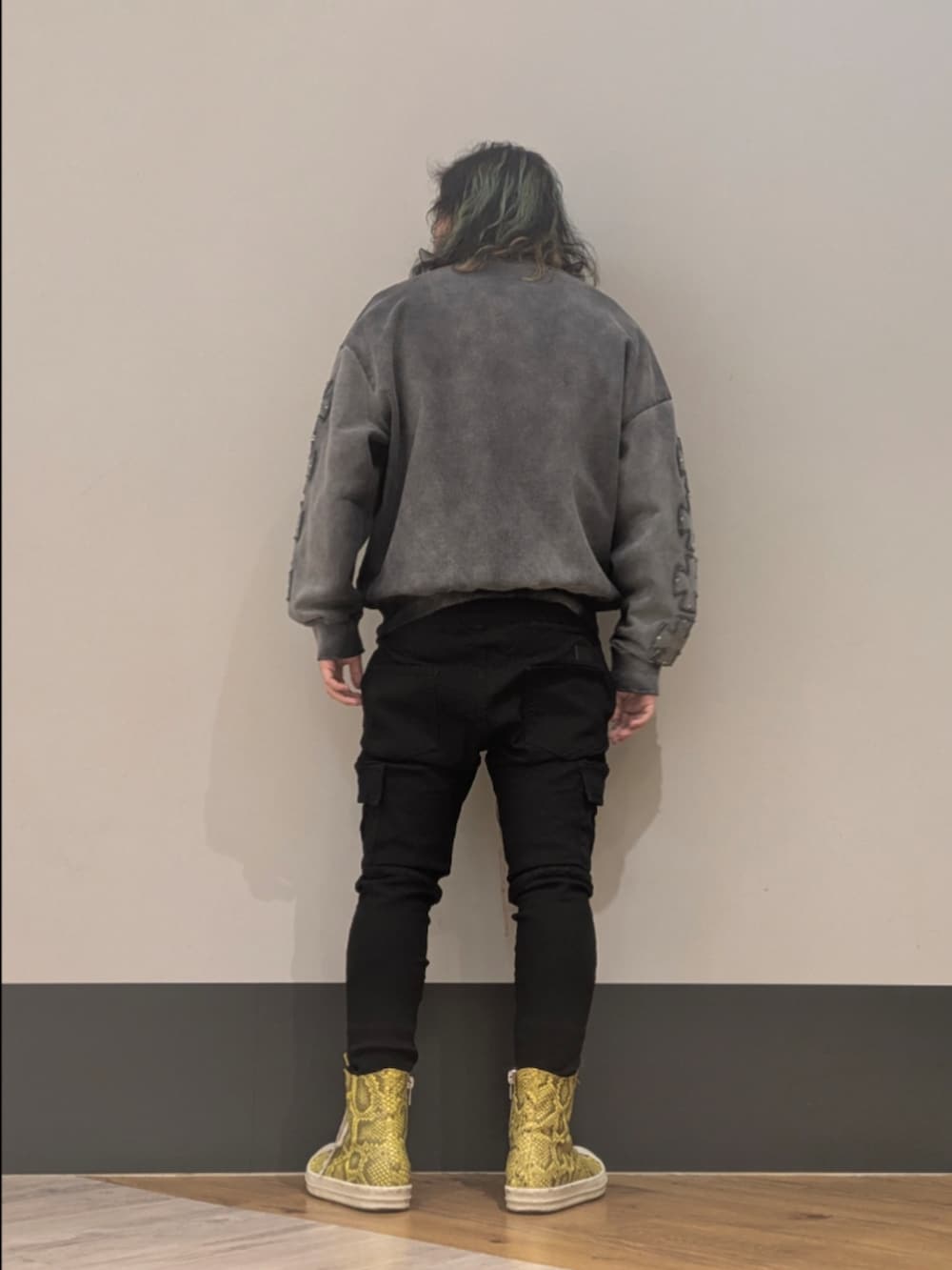 ブラック系のスウェット、ブラック系のカーゴパンツを着用したメンズの冬コーディネートの2枚目の写真