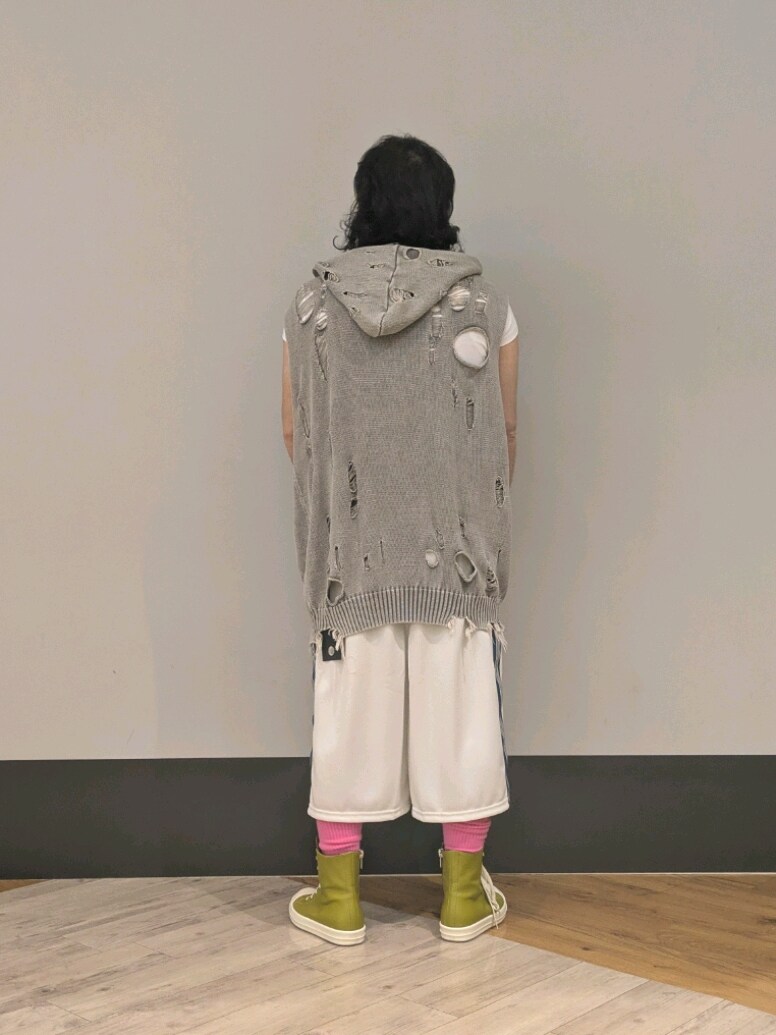 ホワイト系のニット/セーター、ホワイト系のTシャツ/カットソー、ホワイト系のその他パンツを着用したメンズの春コーディネートの2枚目の写真