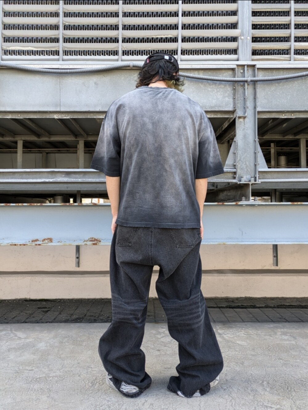 ブラック系のTシャツ/カットソー、ブラック系のデニムパンツ、ブラック系のTシャツ/カットソーを着用したメンズの夏コーディネートの2枚目の写真