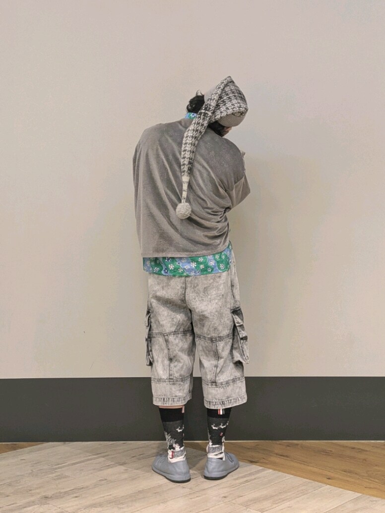 グレー系のカーディガン/ボレロ、グレー系のデニムパンツを着用したメンズの春コーディネートの2枚目の写真